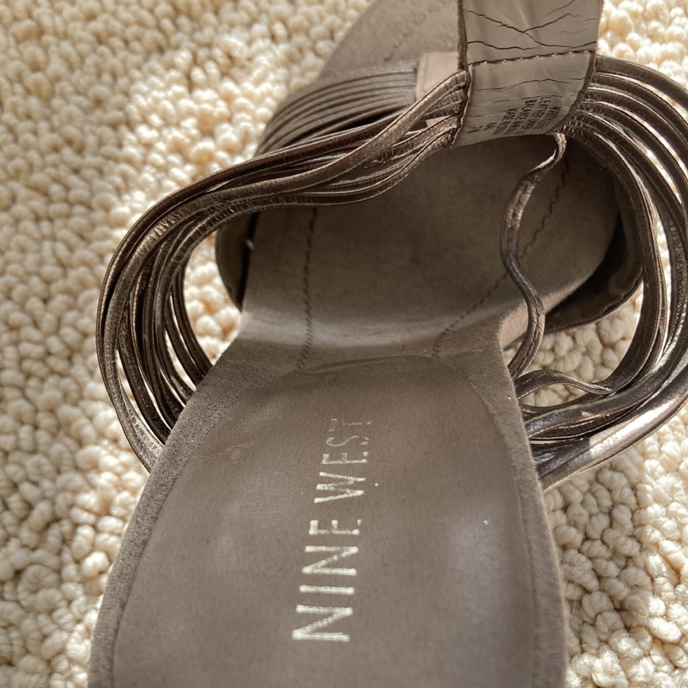 Silver Heels - Picture 3 of 4